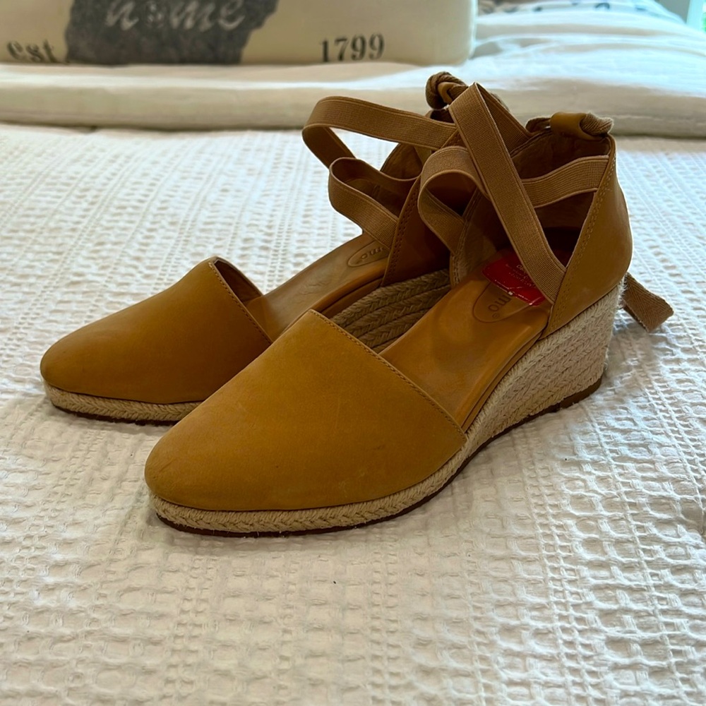 ✌🏼Womens Corso Como Heels!! Size 6! Tan with rope detail!!! Elastic and tie!✌🏼